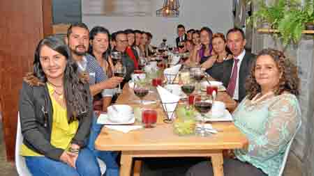 La homenajeada aparece en compañía de su esposo, familiares y amigos.