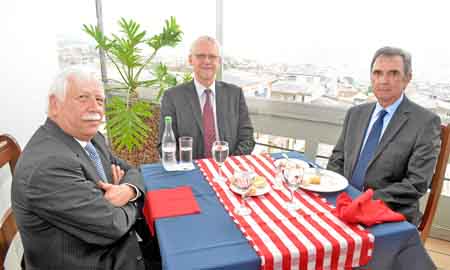 Gabriel Cadena Gómez, rector de la Universidad Autónoma de Manizales; Jarmo Kuuttila, embajador de Finlandia, e Iván Escobar Esc