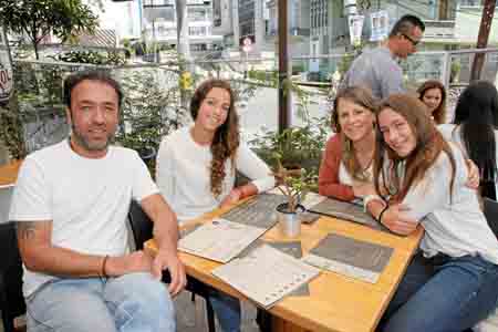 En el restaurante Buffalo Serrano compartieron Marco Antonio Cuéllar, Tali Uribe, Susana Cuéllar Uribe y María Cuéllar Uribe. 