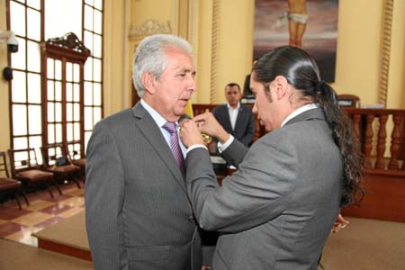 Álvaro Hernando Gallego Naranjo recibió la Nota de Estilo de manos del diputado Juan Sebastián Gómez González. 