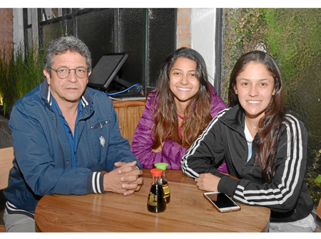 Marco Aurelio Piedrahíta Aristizábal, Alejandra Piedrahíta Jaramillo y Andrea Piedrahíta Jaramillo cenaron en el restaurante Kom