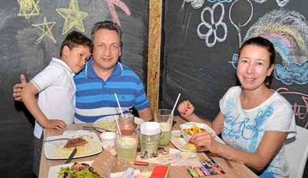 Juan Alejandro Urbina Cardona, Alexánder Urbina Becerra y Juliana Cardona Flórez almorzaron en el restaurante Urban.
