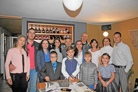 Felipe Suárez, Alejandro Ocampo, Juan Camilo Ocampo y Melanie Suárez. Atrás: Marisol Herrera, David Felipe Ocampo Castaño, Crist