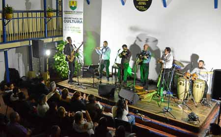 Kaypimanta durante su presentación de música andina.