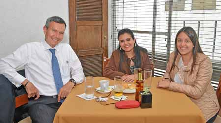 Jorge Manrique Andrade, notario segundo; Leidy Viviana Botero Molina y Laura Mariana Cárdenas Castaño.