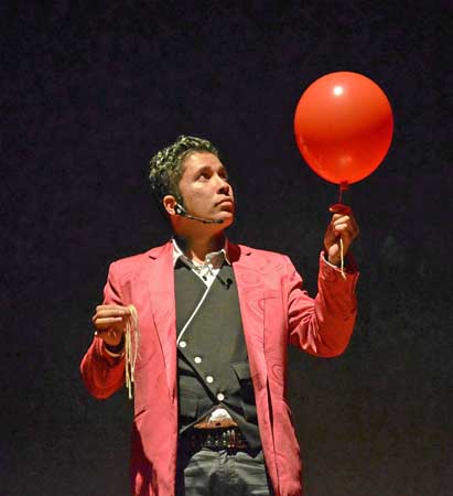 El ilusionista Mr. Anderson aparece durante su presentación.