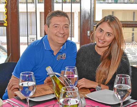En el restaurante Palogrande Juan Sebastián Henao Robledo celebró su cumpleaños junto a su esposa, Érika López Marín.