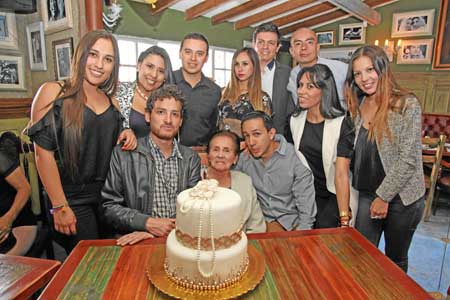 Acompañan a Alba Lucía, sus nietos: Juan David Giraldo Vargas y Jonathan Giraldo. De pie: Natalia Giraldo Torres, Diana Giraldo 