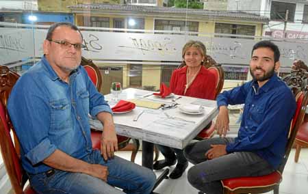 Julio César Correa Díaz, Gladys Reinoso Troncoso y Sebastián Correa Reinoso.