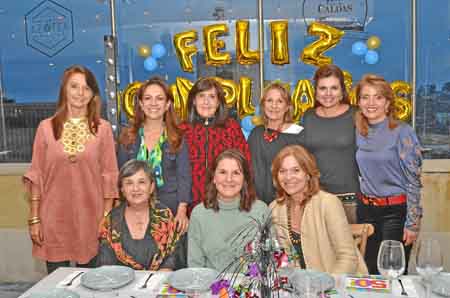 Anamaría Jaramillo de Ruiz, Adriana Vélez Ocampo y Elsa Uribe Gómez. De pie: Claudia Villegas Hauss, Ana María González Aristizá