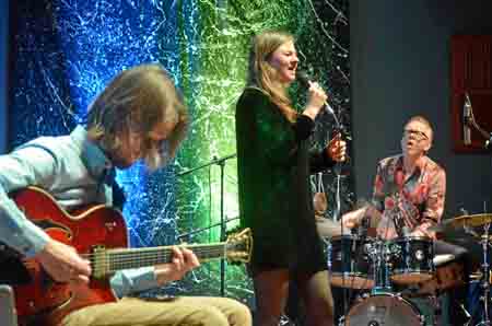 Bram Stadhouders, guitarrista; Saane Rambags, vocalista, y Joost Lijbaart, percusionista.