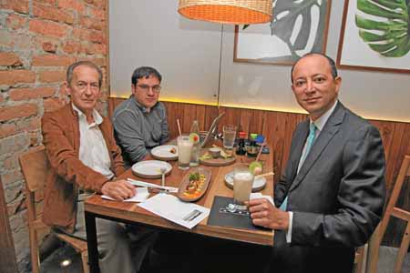 Rubén Serna, Jorge María Giraldo y John Harvey Gaviria se reunieron en el restaurante Komo Asian Concept.