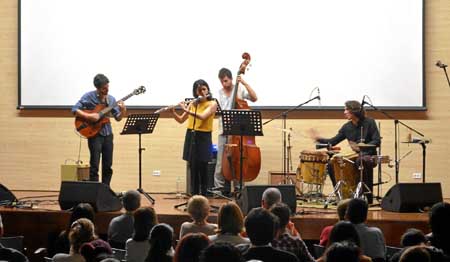 La agrupación está integrada por Santiago Sandoval, guitarra eléctrica; Anamaría Oramas, flauta traversa; Édgar Marún, contrabaj