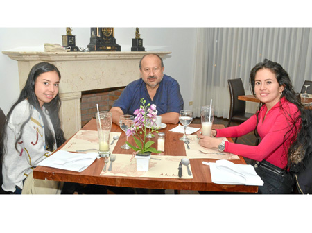 Alexandra Mora Palacio, Héctor Mora Páez y Karime Escobar Rey.