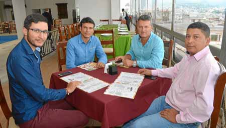 Francisco Vanegas Gómez, Gabriel Valencia Valencia y Javier García Pareja, ingenieros, y Bernardo Hernández Ayala, alcalde de Ri