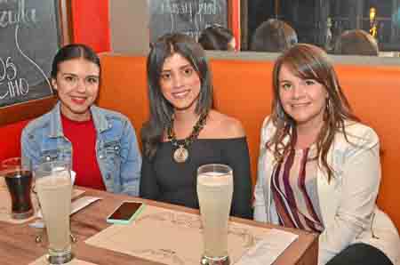 A Estefanía Trujillo Arcila le celebraron su cumpleaños en el restaurante Buffalo Republic, sus amigas Valentina Cifuentes Muñoz