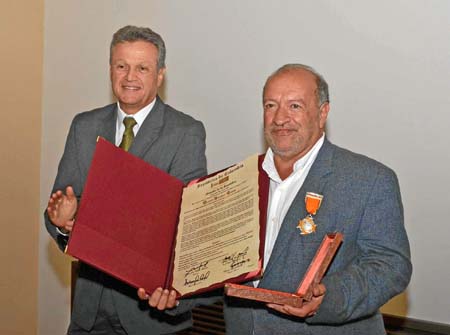 Octavio Arbeláez Tobón recibió la distinción de manos del exsenador Luis Emilio Sierra Grajales.