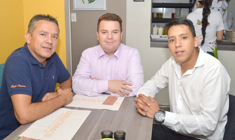 William Castro Rosero, José Hernández Echeverría y Daniel Castro Rosero se reunieron en un almuerzo de trabajo en el restaurante