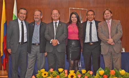 Jorge Iván Jurado Salgado, vicerrector; Luis Enrique García Restrepo, recibió el Escudo por 40 años al servicio de la UM; Guille