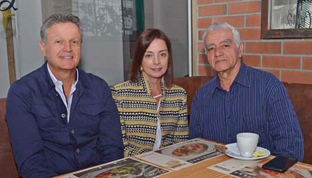 Luis Emilio Sierra Grajales, Liliana Martínez de Sierra y sacerdote Ómar Velásquez Valencia se reunieron en un almuerzo en el re