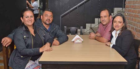 Carolina Castellanos Cardona y Maximiliano Vacca Villa, de La Fogata de Curazao, y Francisco Aristizábal Franco y Emma Mesa Aria