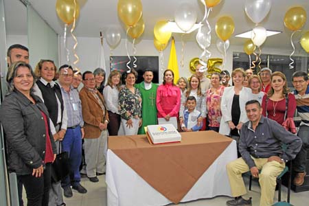 Marcela Sáenz Trujillo, gerente encargada de la Gerencia Caldas, y el presbítero Fabio Nelson Arboleda Ramírez, acompañan a los 