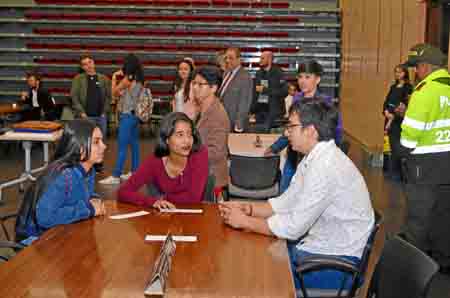 Los cafés multilingüe son organizados por el Banco de la República, el Centro Colombo Americano, la Alianza Francesa y la Univer