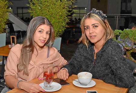 En el restaurante Dauntaun estuvieron en una comida Mónica Vásquez Mejía y Ana María Gómez Muñoz.