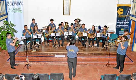 Ensamble de metales y percusión durante su presentación.