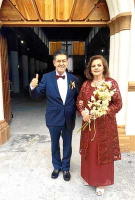 Fabio Hoyos Cardona y Zulma Inés López Hoyos, después de la renovación de sus votos matrimoniales.