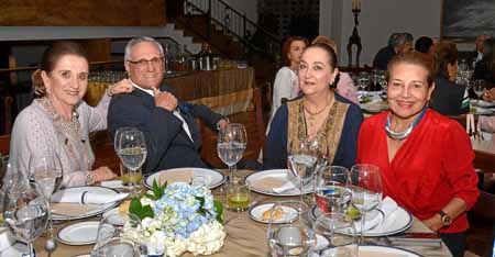 Beatriz Rivas de Giraldo, Abel Giraldo Echeverri, Olga Rivas de Echeverri y Clemencia Patiño de González.