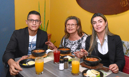 En el restaurante Cháncharos se reunieron Manuel Toro López, María Isnelly Esquivel López y Jenny López Esquivel.