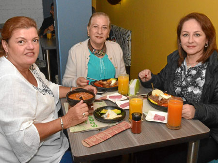 Adriana Mejía Gómez, Ofelia Rubio Robledo y Olga Lucía Duque Gómez se reunieron en el restaurante Cháncharos.