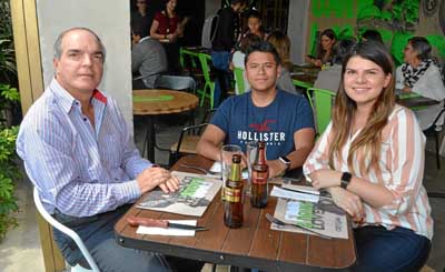 Javier Eugenio Uribe, Sebastián Botero Zuluaga y Paula Uribe Botero compartieron en el restaurante Cortesana.