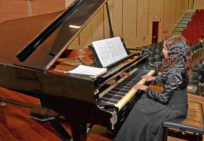 Ana María Orduz Espinal durante el concierto que se ofreció en homenaje a Claude Debussy en el centenario de su muerte.