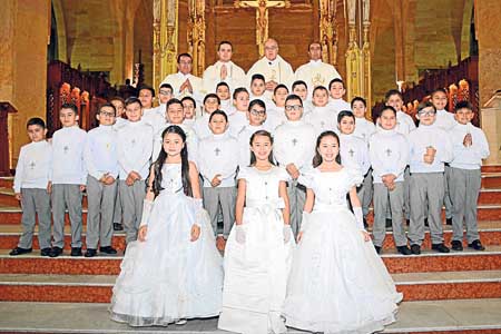 Niños y niñas que recibieron el sacramento de la Comunión en eucaristía que se celebró el 18 de agosto.  