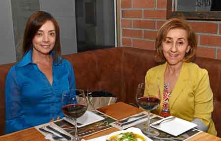 Liliana Martínez de Sierra y Gloria Elena Ramírez de Flórez se reunieron en el restaurante Artesá.