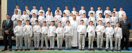 La ceremonia de los niños la presidió el capellán del colegio, Cristian Echeverry Sánchez, quien aparece junto al catequista Joh