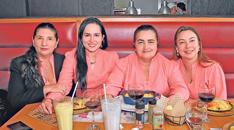 Lina María Giraldo Gutiérrez, Beatriz Loaiza Echeverri, Juliana Wheeler Arcila y Jackeline Castro Rivas.