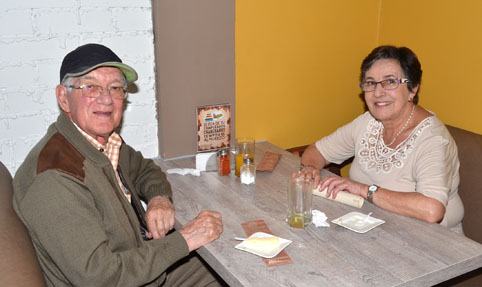Los esposos Levi Noreña Mejía y Marina Botero López compartieron en el restaurante Cháncharos.