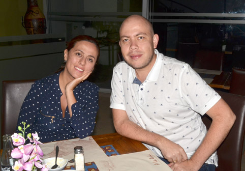 En el restaurante A la Leña compartieron en una comida los esposos, Catalina Echeverry Echeverry y Mauricio Realpe Delgado.