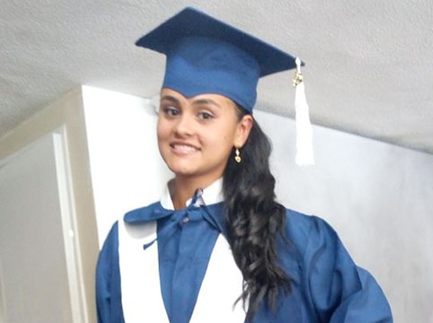 Jennifer Tatiana Rincón García recibió el titulo de bachiller que le otorgó la Institución Educativa Pío XII de la vereda Llanit