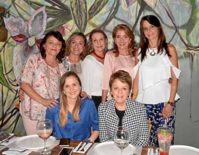 Camila Gómez Trujillo y María Isabel Trujillo Posada. De pie: María Mercedes Gutiérrez Henao, Gloria Carmenza Gómez de Claussen,