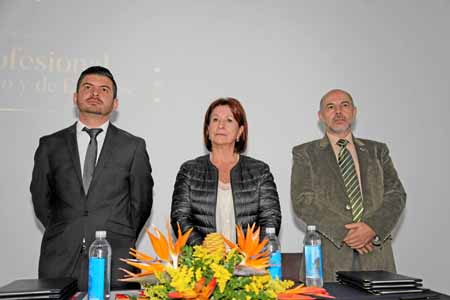 Julián Trujillo Henao, director administrativo de la Escuela Living; Luz Marina Robledo Gómez, coordinadora de la oficina de Edu