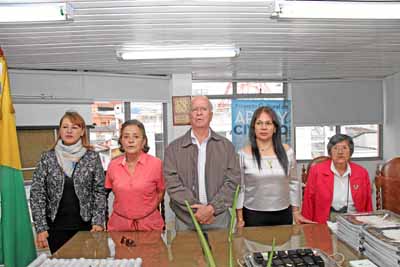 Marina Jiménez Buitrago; Nidia Castillo Uribe; Herman Estrada Mejía, presidente de la Sociedad Mejoras Públicas de Manizales; Ma