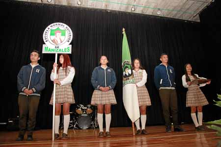 Juan José Castaño entregó el escudo a Valentina Londoño; María José Millán le entregó la bandera de la institución a María Pauli