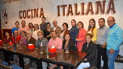 La homenajeada aparece en compañía de sus hijos, familiares y amigos.