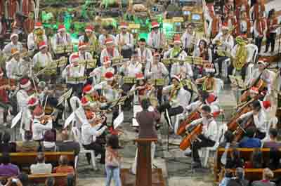 Participantes en el espectáculo de Navidad que se ofreció en la catedral Basílica. 
