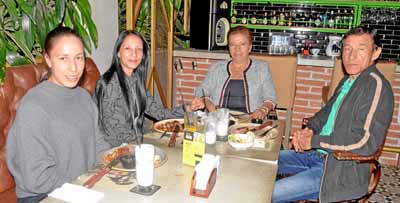 Paula Andrea Atehortúa Jaramillo, Luisa Fernanda Atehortúa Jaramillo, Gloria Jaramillo Correa y Arnobio Atehortúa Castro.