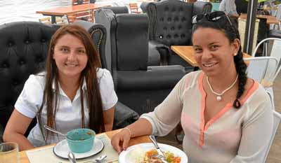 Beatriz Santamaría Carrillo fue invitada por Adriana Romero García a un almuerzo en el restaurante Dauntaun, para despedirla por